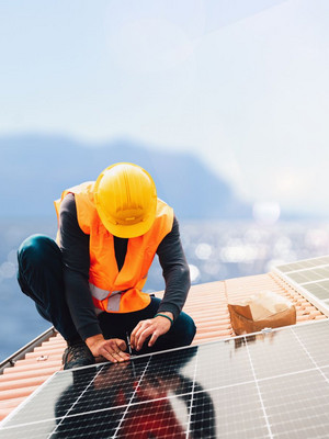 Solarplatten werden auf dem Dach installiert