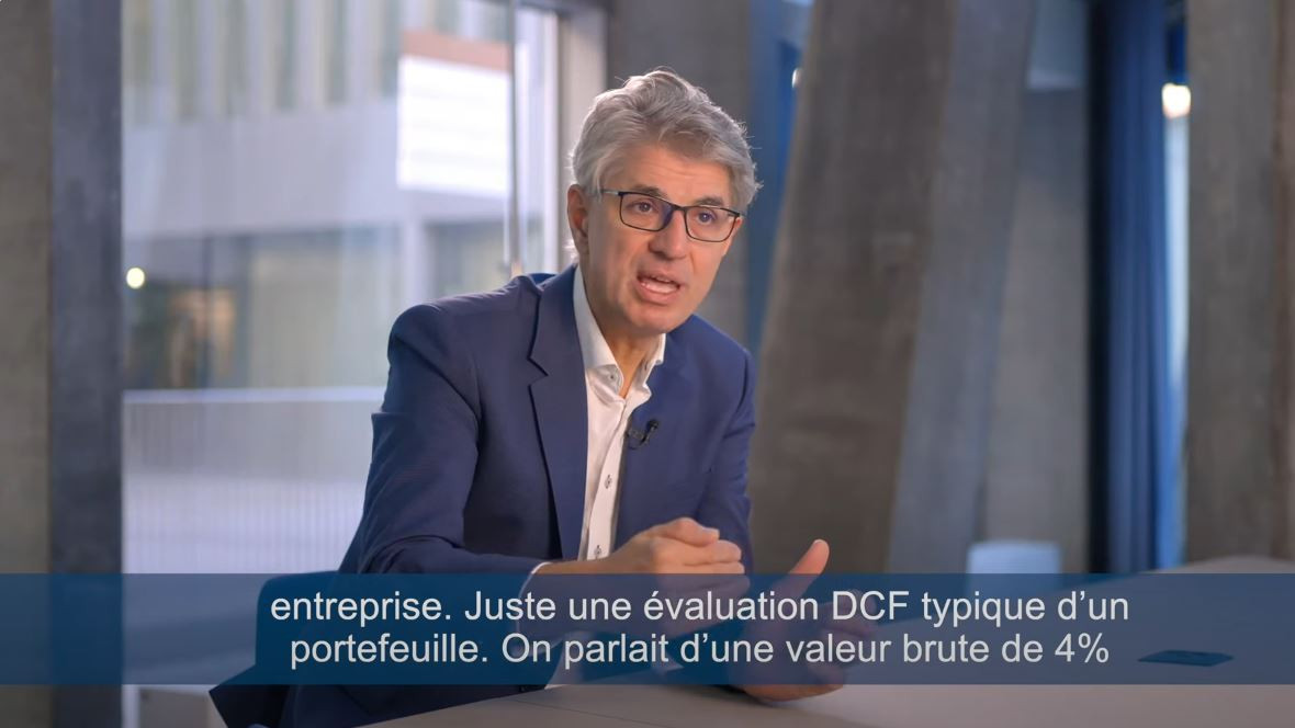 Homme assis dans un bureau devant la caméra