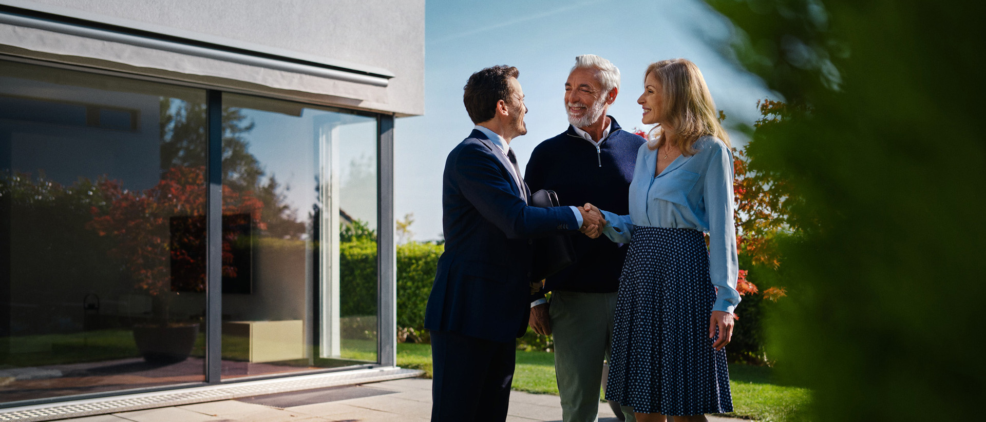 Schlüssel wird an Person übergeben