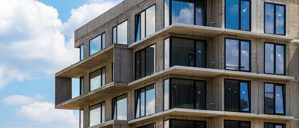 Modulares Wohngebäude vor blauem Himmel mit Wolken