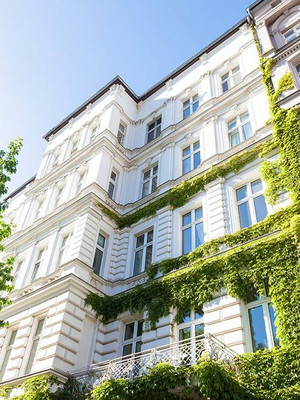 Weisses Haus in der Stadt