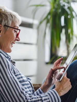 Femme avec une tablette à la main