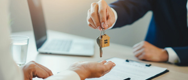 Schlüssel wird an Person übergeben