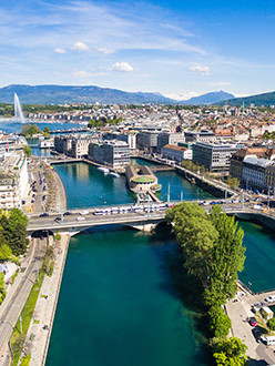 Vue aérienne d'une ville suisse