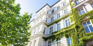 Weisses Haus in der Stadt