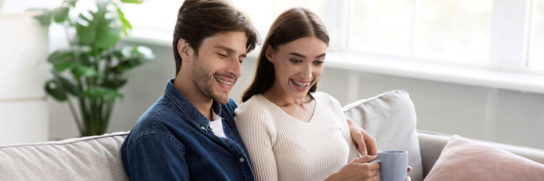 Jeune couple heureux sur le canapé