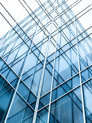 Immeuble de bureaux vitré avec un gratte-ciel en arrière-plan