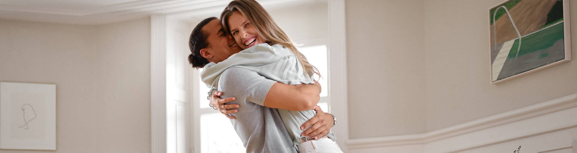 Un jeune couple s'embrasse avec bonheur