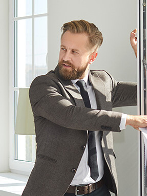 Junges Paar macht eine Wohnungsbesichtigung