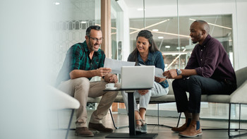 Personen im Teammeeting mit der Führungskraft 