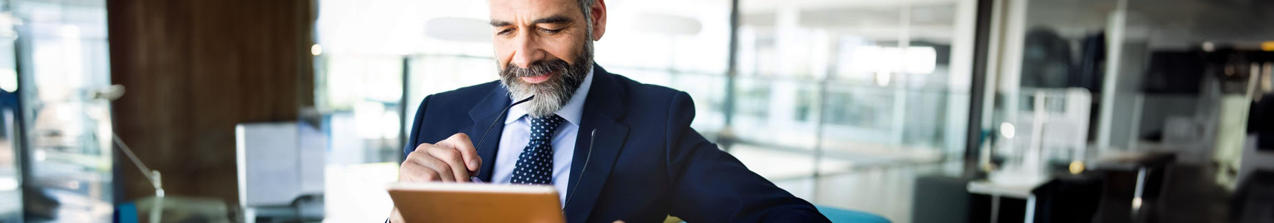 Una persona legge i comunicati stampa su un tablet