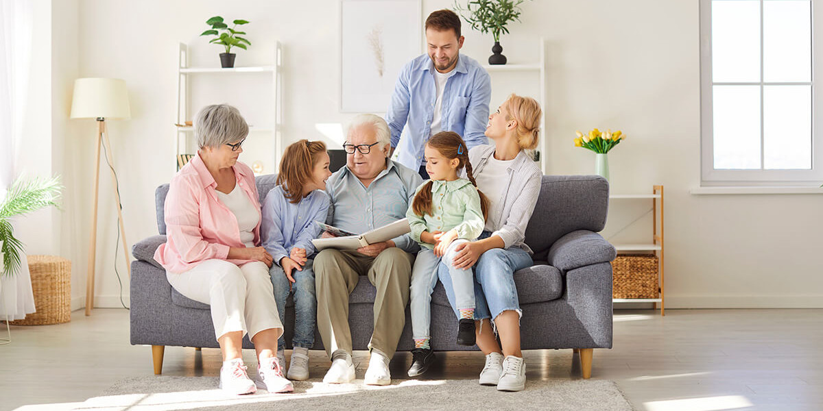 Familie sitzt auf Sofa in schöner Wohnung