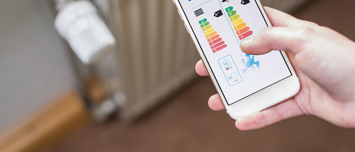 Person hält Handy mit GEAK Tabelle