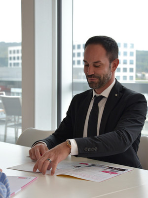 Makler bespricht etwas mit potenzieller Kundin