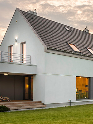 Einfamilienhaus im Grünen bei Sonnenaufgang