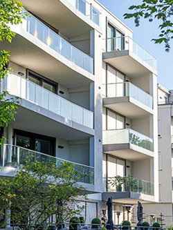 Immeuble collectif avec des arbres tout autour