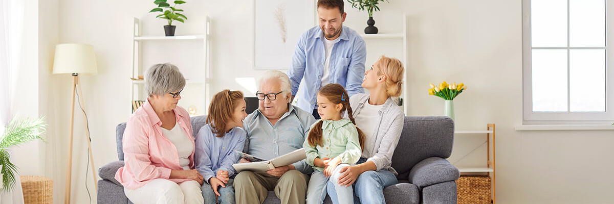 Familie sitzt auf Sofa in schöner Wohnung