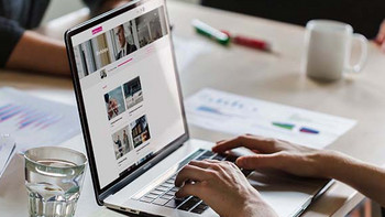 Femme assise devant son ordinateur portable et travaillant sur les ateliers dans le LMS