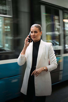 Frau in Anzug in Zürich