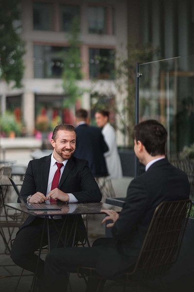 Immobilienmakler unterhalten sich