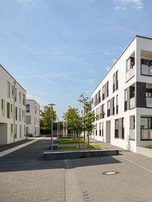 Mehrfamilienhaus bei blauem Himmel