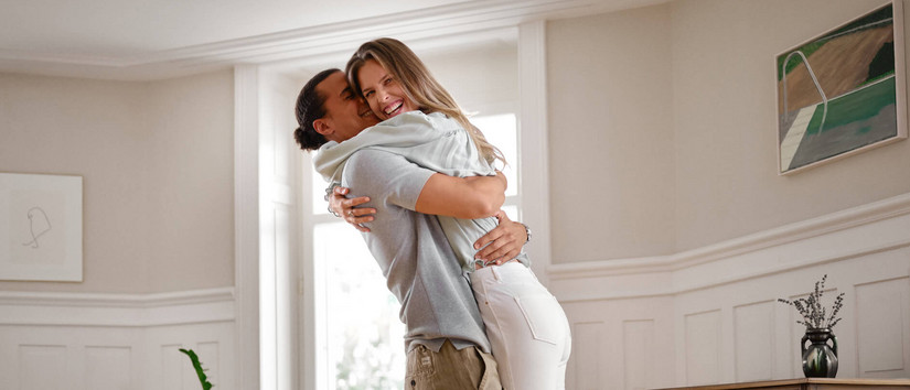 Un jeune couple s'embrasse avec joie
