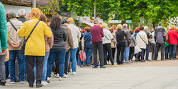 Menschen stehen Schlange in der Stadt