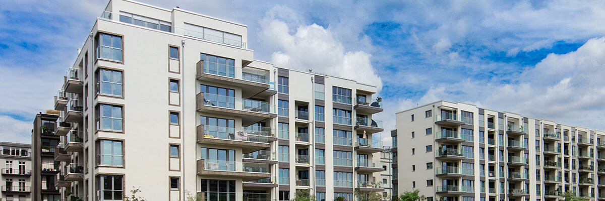 Wohngebäude bei blauem Himmel