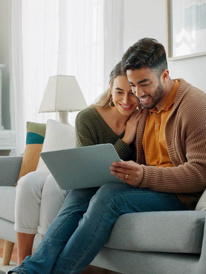 Junges Pärchen sucht eine Immobilie Online