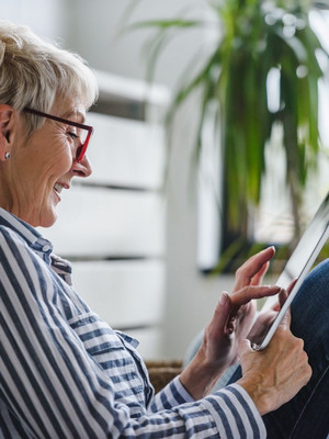 Frau mit Tablet in der Hand