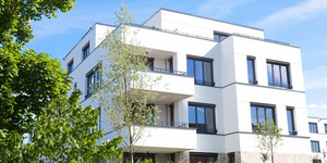 Modernes Mehrfamilienhaus mit heller Fassade
