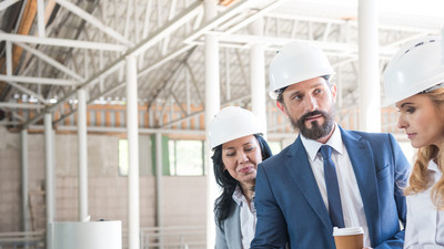 Les chefs de chantier échangent avec les propriétaires* pendant le processus de construction