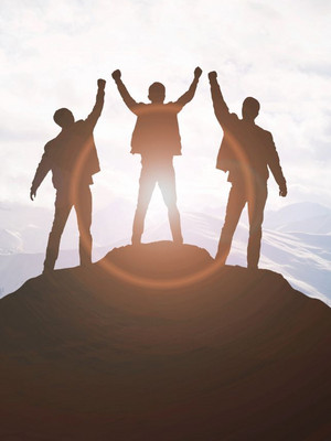 Trois hommes se tiennent sur un sommet et tendent les mains vers le haut