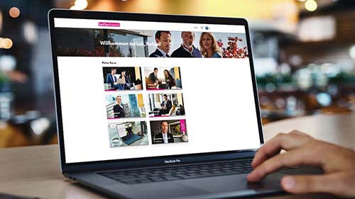 Mann sitzt am Laptop und lernt