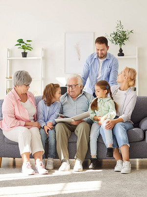 Familie sitzt auf Sofa in schöner Wohnung