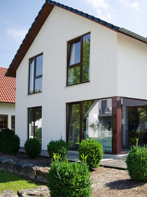 Einfamilienhaus bei schönem Wetter 
