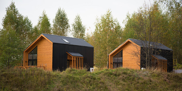 Tiny houses in Grünen mit blauem Himmel