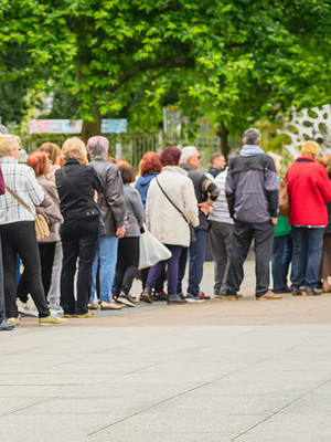 Menschen stehen Schlange in der Stadt