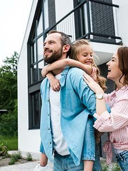 Familie im steht Garten