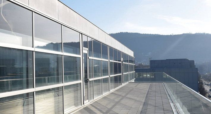 Bâtiment en verre avec logo sur la façade