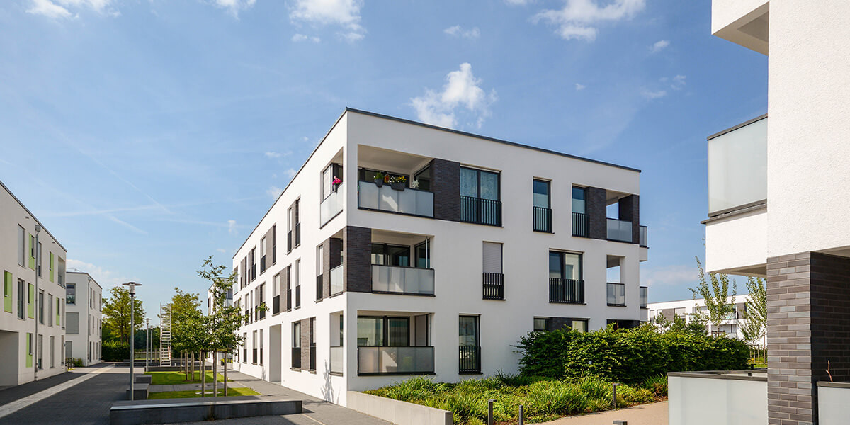 Modernes Wohngebäude mit blauem Himmel 