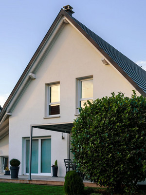 Casa indipendente bianca in un complesso residenziale