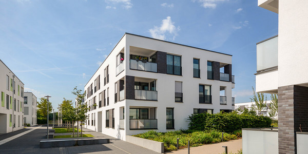 Mehrfamilienhaus bei blauem Himmel