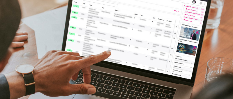 Schlüssel wird an Person übergeben