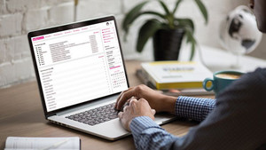Personne à l'ordinateur portable