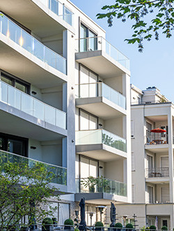 Mehrfamilienhaus mit Bäumen rundherum