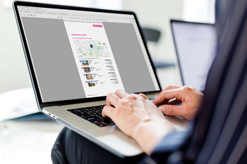 L'homme à l'ordinateur portable consulte l'analyse d'état d'Immoledo