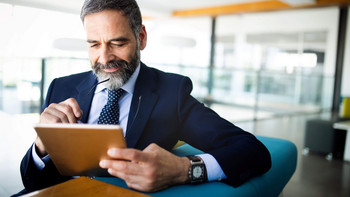 Una persona legge i comunicati stampa su un tablet