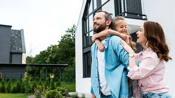 Familie im steht Garten