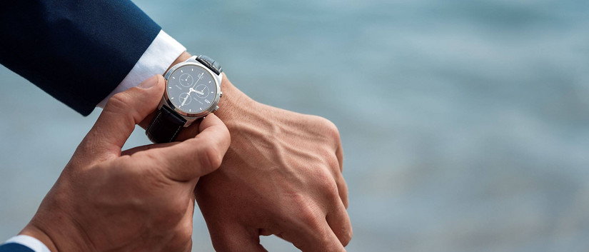 Mann im Anzug mit einer Uhr am Handgelenk